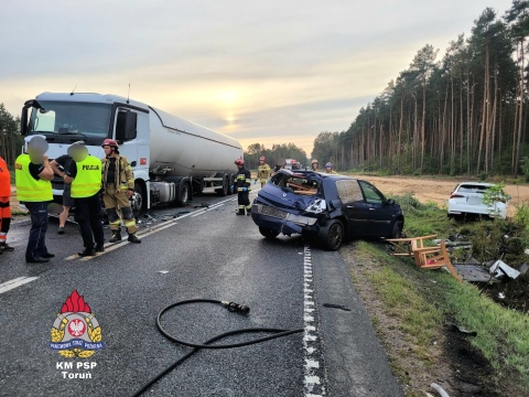 Wypadek na trasie Toruń-Bydgoszcz. Na DK10 ciężarówka zderzyła się z dwoma samochodami