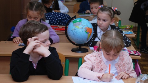 Pozycja przy biurku, odżywianie się i dobry nastrój  jak zadbać o warunki do nauki