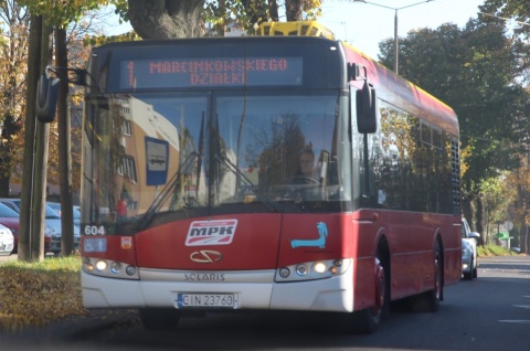 Podróżowanie po Inowrocławiu ma być wygodniejsze. Trwa wymiana wiat przystankowych [lista]