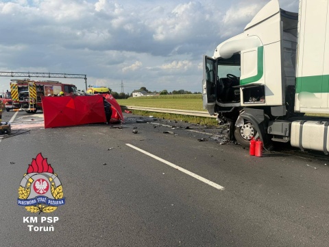 Śmiertelny wypadek na DK 91 w Grzywnie. Jedna osoba zginęła w zderzeniu auta osobowego z ciężarówką