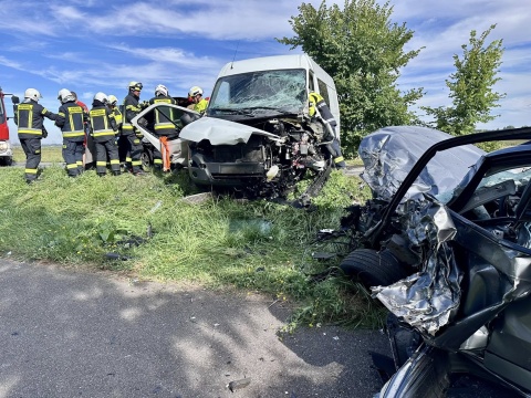 Poważny wypadek drogowy w Otorowie. Trzy osoby były zakleszczone w autach [zdjęcia]