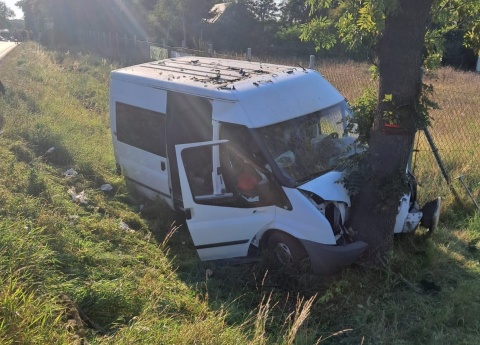 Bus uderzył w drzewo na trasie Brodnica- Toruń. Dwie osoby ranne