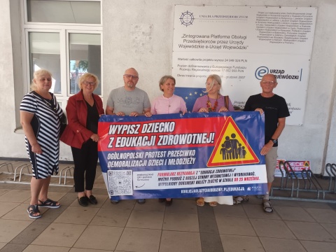 Protestowali przed Kuratorium Oświaty w sprawie edukacji zdrowotnej w szkołach