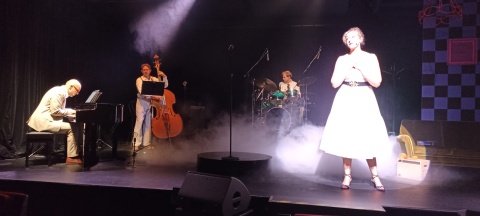 Przeboje Barbary Streisand - głos Karoliny Arczewskiej. Toruński teatr zaprasza na spektakl [wideo]