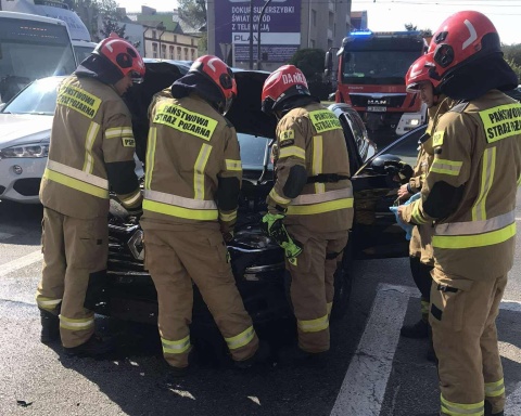 Karambol czterech samochodów na rondzie Jagiellonów. Były problemy w ruchu [zdjęcia]