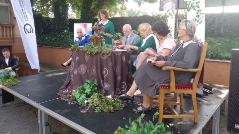Twórczość Jana Kochanowskiego wypełniła ulice Torunia. Trwa Narodowe Czytanie