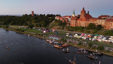 Wspięła się na słup i spadła. Policjanci przekazali 22-latkę w ręce ratowników