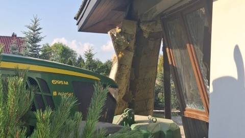 Ciągnik uderzył w dom, naczepa wjechała do ogrodu sąsiadów. Zdarzenie w Balczewie [zdjęcia]