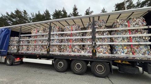 Transport 25 ton nielegalnych odpadów zatrzymany pod Toruniem. Na wierzchu papier i tektura