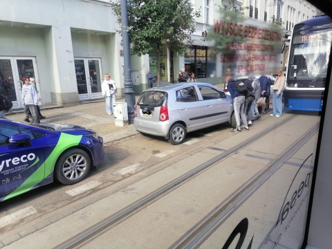 Przesunęli samochód, żeby tramwaj mógł przejechać. Tak parkują na ul. Gdańskiej [ZOBACZ]