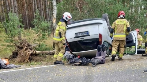 Dachowanie auta osobowego w Trzcińcu. Jedna osoba pod opieką ratowników