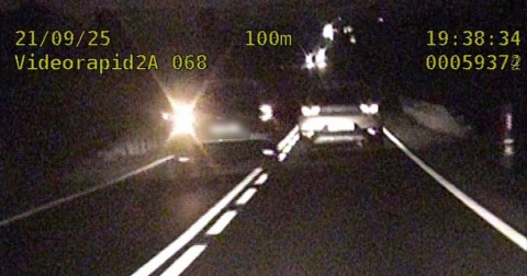 Wyprzedzał na trzeciego na drodze krajowej nr 25, a za nim jechali policjanci [wideo]