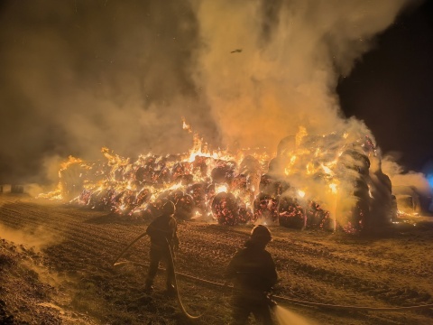 Około tysiąc bel słomy oraz siana poszło z dymem. Pożar w Wójcinie koło Piotrkowa Kujawskiego