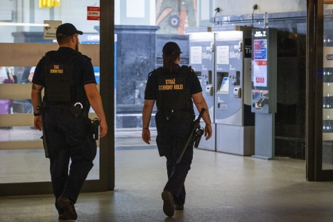Napad w tunelu dworca Bydgoszcz-Główna. Złodziej wyrwał podróżnemu komórkę