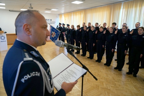 Czterdziestu pięciu nowych kujawsko-pomorskich policjantów złożyło ślubowanie [zdjęcia, wideo]