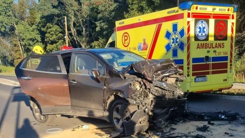 Samochód osobowy zderzył się czołowo z ciężarówką. Wypadek w Lisim Ogonie