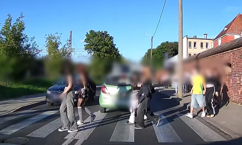 O mało co rozjechał w Toruniu grupę młodych ludzi I to na przejściu dla pieszych [wideo]
