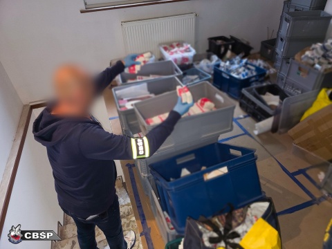 CBŚP zlikwidowało największą nielegalną fabrykę fałszywych leków w Polsce [wideo, zdjęcia]