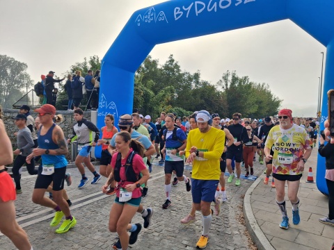Około 1000 biegaczy na starcie Półmaratonu Bydgoskiego: Jest chęć zwycięstwa nad samym sobą [zdjęcia]