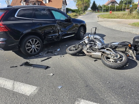 Busewo. Motocykl zderzył się z samochodem osobowym w powiecie mogileńskim [zdjęcia]