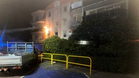Nocny pożar bloku w Toruniu. Jeden z mieszkańców wyskoczył z balkonu [zdjęcia]