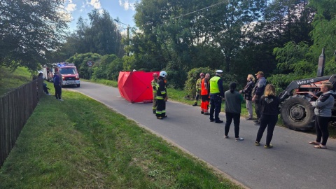 Śmiertelny wypadek w Mieczkowie. 62-letni rowerzysta został potrącony przez ciągnik