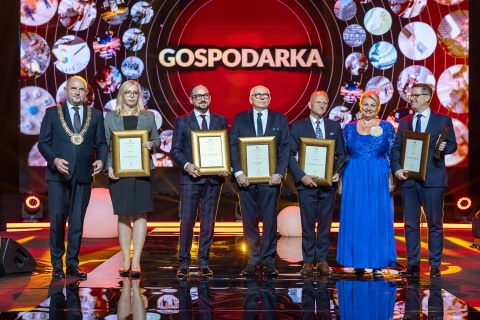 Zawodnicy, społecznicy, artyści, ludzie z sercem i pasją. Nagrody Marszałka przyznane [lista]