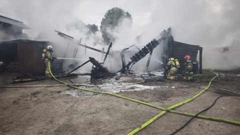 Spłonął sprzęt rolniczy i zbiornik z paliwem. Po pożarze budynku w Dorposzu Chełmińskim [zdjęcia]