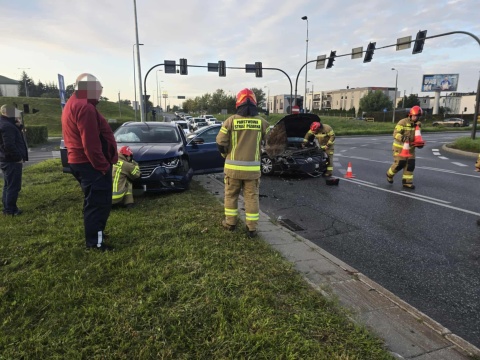 Kolizja dwóch aut osobowych na rondzie Inowrocławskim w Bydgoszczy