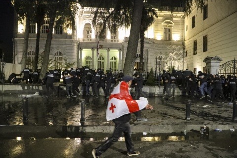 Gruzja. Policja użyła armatek wodnych, aby odeprzeć demonstrantów w Tbilisi od pałacu prezydenckiego