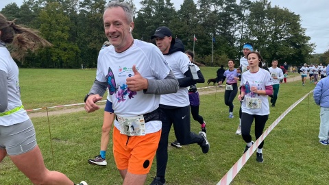 W radosnych strojach i z szerokim uśmiechem pomagali na sportowo. Bieg w Myślęcinku [zdjęcia]