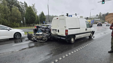 Potężna stłuczka w Bydgoszczy. Cztery samochody zderzyły się przy Armii Krajowej