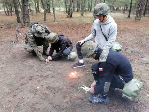 Uczyli się strzelać, rozpalać ognisko i tamować krwotok. Akcja Trenuj z wojskiem w Bydgoszczy