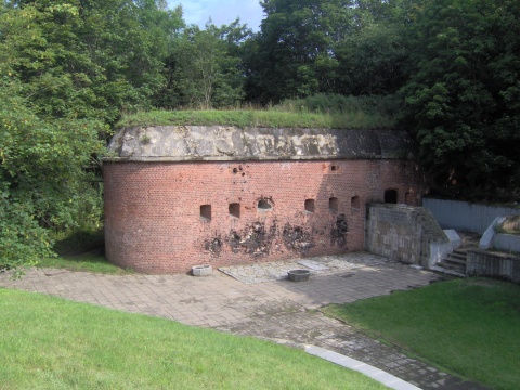 Chcieli zamknąć rozkradany Fort VII w Toruniu, zostali obrzuceni petardami hukowymi