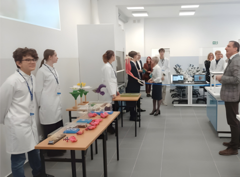 Trampolina do sukcesów badawczych. Nowoczesne laboratorium w toruńskim liceum