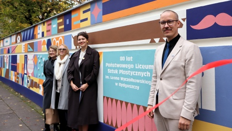 30-metrowy mural zwieńczył obchody bydgoskiego plastyka. Szkoła świętuje 80-lecie [zdjęcia]