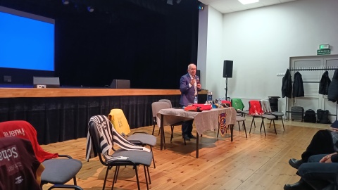 1000 koszulek, 4000 sportowych książek  to tylko część kolekcji Stefana Szczepłka. Dziennikarz odwiedził Śliwice