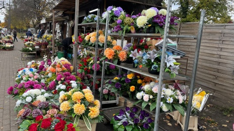 Na cmentarzach ruch - wielkie sprzątanie i dekorowanie grobów: Póki nie ma tłumów