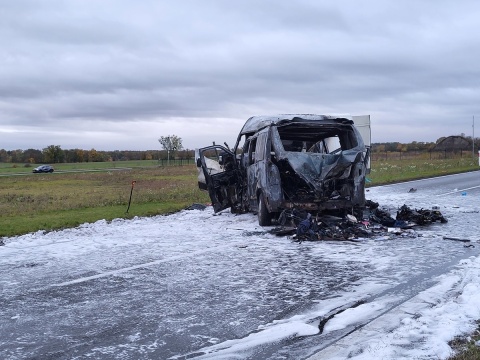 Tragiczny wypadek na DK 10 w Lubaszczu. Dwie osoby zginęły w zderzeniu auta osobowego z dostawczym