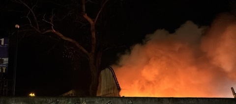 Nocny pożar hali w Inowrocławiu. W trakcie gaszenia służby odnalazły zwłoki