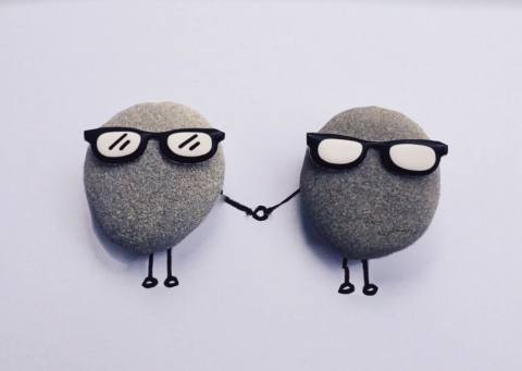 Niezwykłe kamyki mają promować rodzicielstwo zastępcze. PCPR w Świeciu organizuje akcję