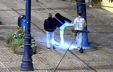 Poranna zabawa trzech pijanych mężczyzn w Bydgoszczy. Zaśmiecali ulice i jeździli na hulajnodze [wideo]