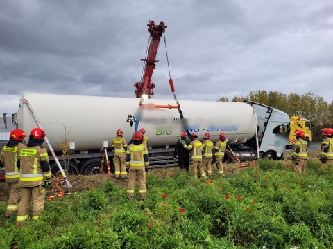 Cysterna z gazem wylądowała w rowie na DK 91. Utrudnienia trwały około pięciu godzin