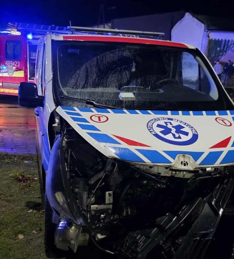Zderzenie karetki i osobówki w Dąbrowie, w powiecie mogileńskim. Dwie osoby w szpitalu [zdjęcia]