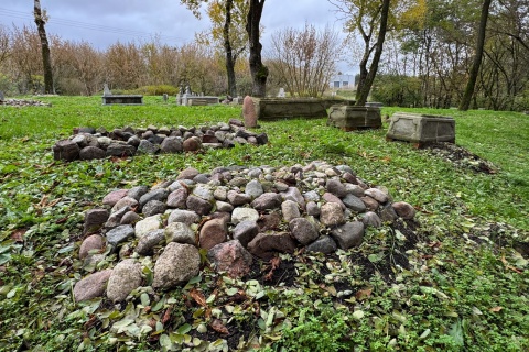 Najstarsze na świecie kamienie nagrobne mennonitów odrestaurowane w Przechówku [zdjęcia]