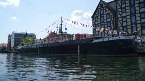 Wystawa bydgoskich radioodbiorników z różnych epok. Powrót do przeszłości na barce Lemara