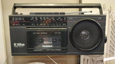 Wystawa bydgoskich radioodbiorników z różnych epok. Powrót do przeszłości na barce Lemara