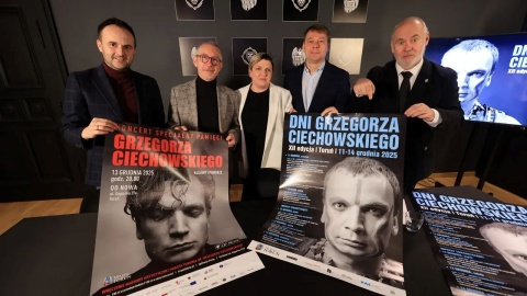 Głosy Wolności z balkonu Dworu Artusa. Toruń brzmi muzyką Grzegorza Ciechowskiego [program]