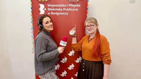 Kolorowe tkaniny, folie i wstążki zyskają drugie życie na choince. Na warsztatach tworzą eko-bombki