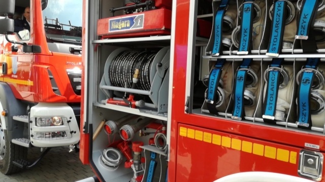Najwyższy podnośnik i wiele radiowozów we Włocławku. Powód Zabawki wyrzucane z okna